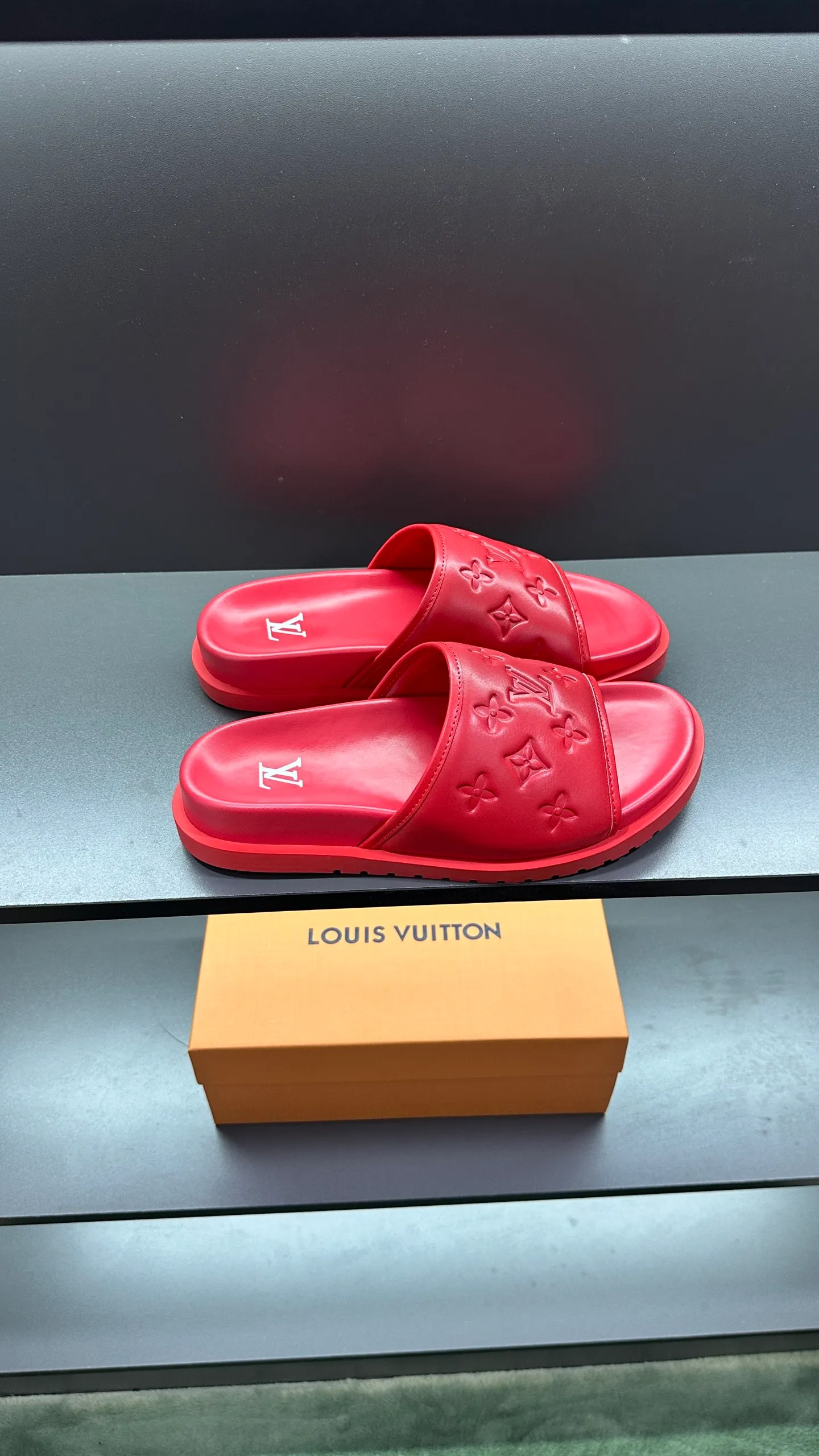 [L Home] P: 300💰Size: 38-45 Top purchasing lv men's summer slippers, classic presbyopia with soft real leather lining, unique color splicing effect, distinctive personality, fashionable and trendy essential style, light and comfortable. Lightweight and tough rubber insole, micro ridged foam outsole, super comfortable!